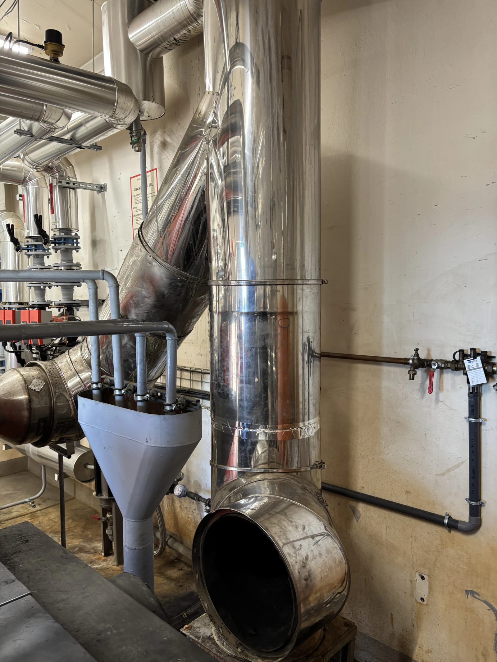 Entretien d'une chaudière industrielle à granulés, vue 2